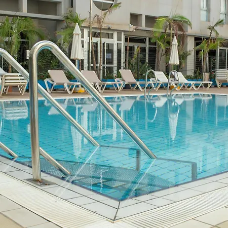Home2book Bright Retreat With Pool, Sardina *