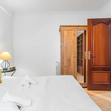 Home2book Bright Retreat With Pool, Sardina Daire *